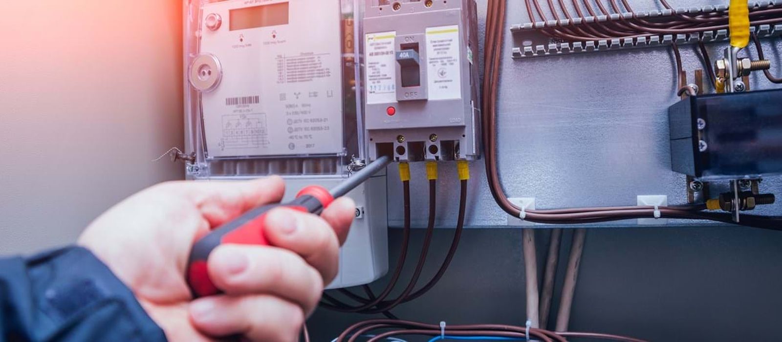 Werkzaamheden in een meterkast