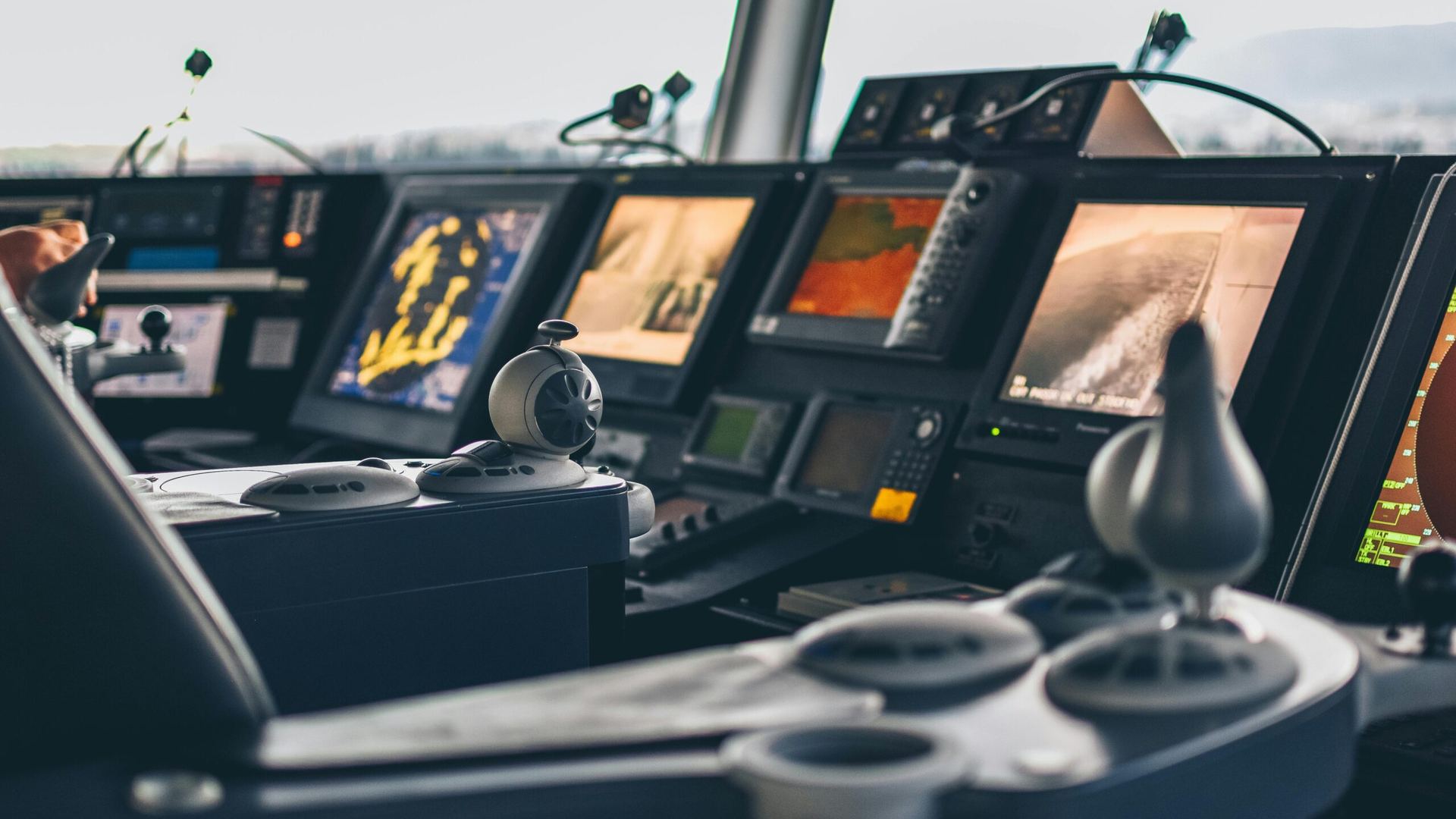 Navigatie- en monitoringschermen aan boord