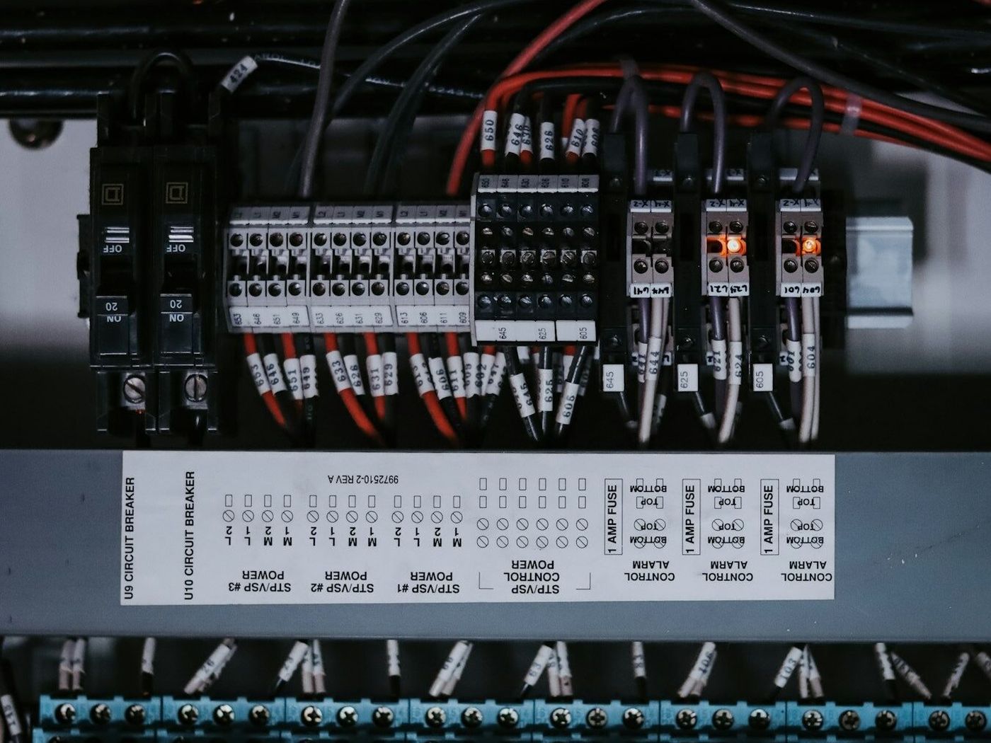 Schakelpaneel tijdens elektrotechnisch werk