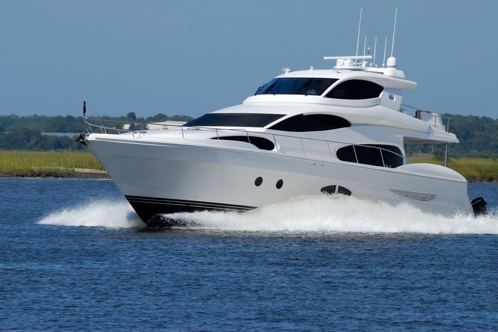 Motorjacht op het water