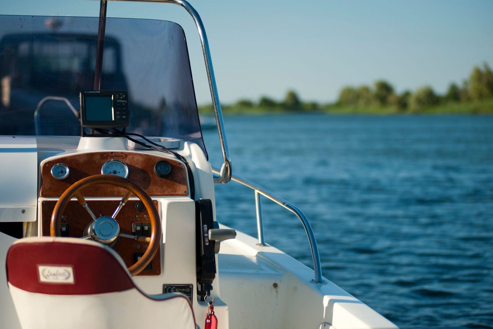 Stuurstand van een pleziervaartuig met navigatie
